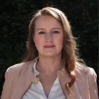 Dr.Angela-J